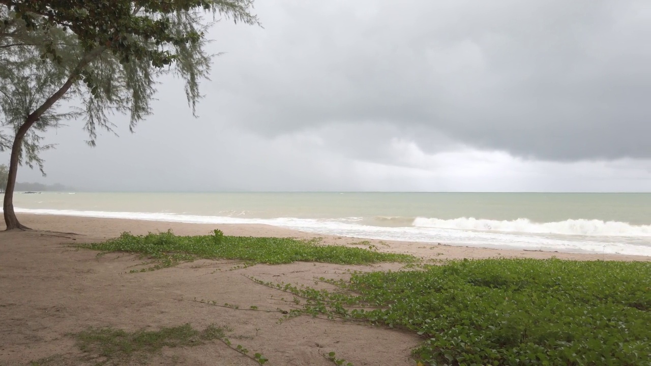 海岸的观点，白色的沙子，光滑的海滩与蓝绿色的热带海水和一些波浪视频素材