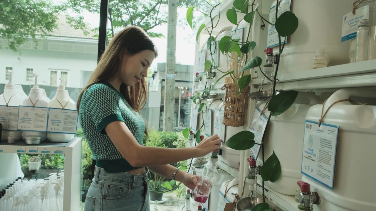 一名女顾客在商店里用可重复使用的容器装肥皂液。视频素材