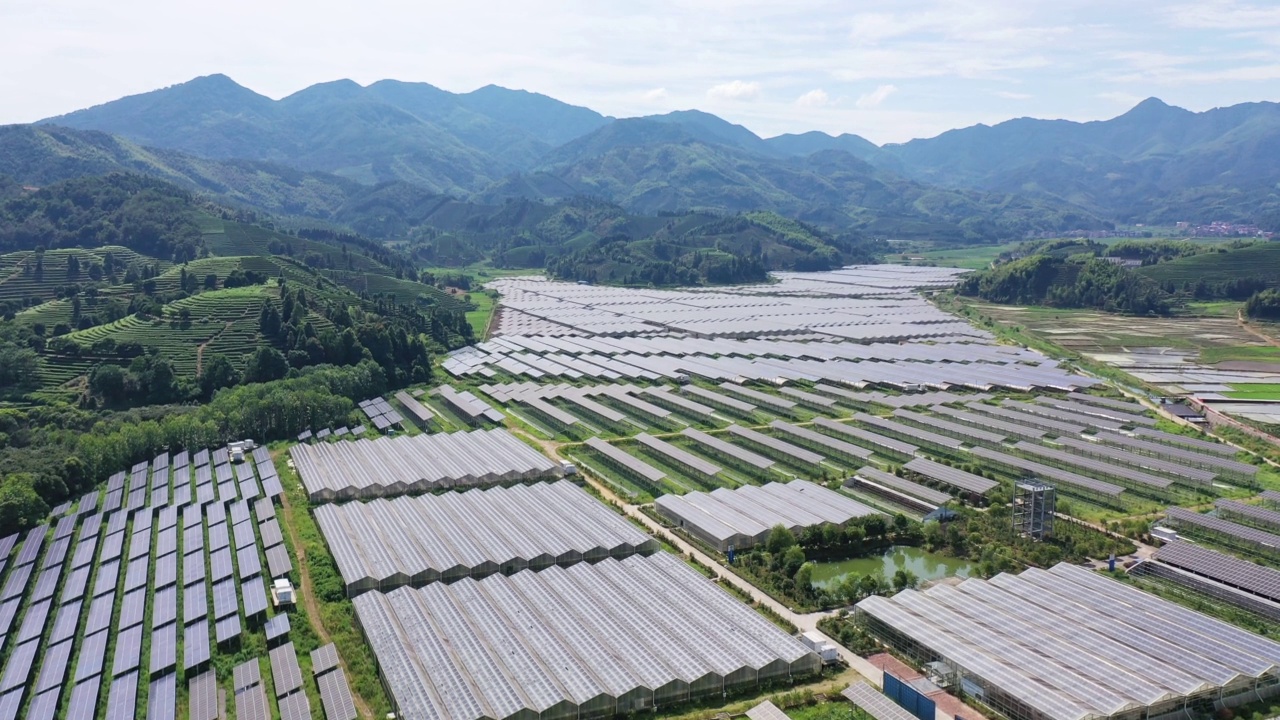 有机农场壮观的太阳能发电厂鸟瞰图视频素材