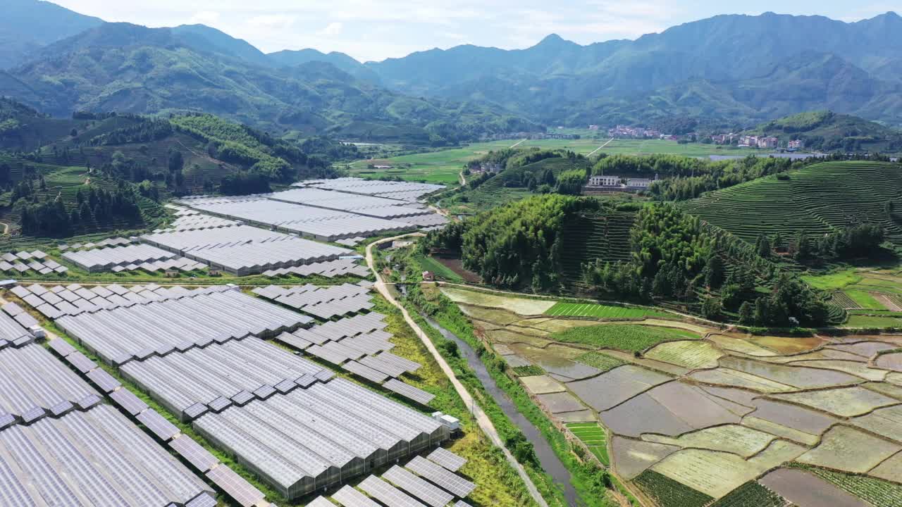 有机农场壮观的太阳能发电厂鸟瞰图视频素材