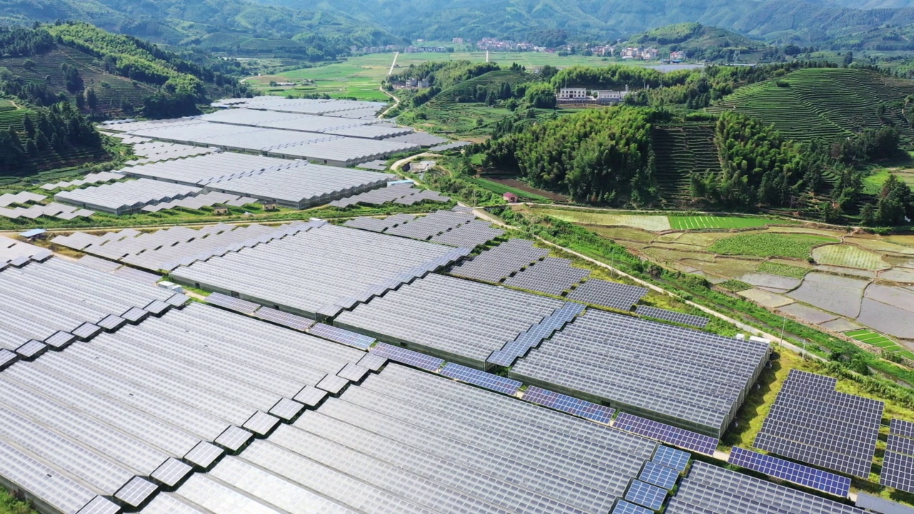 有机农场壮观的太阳能发电厂鸟瞰图视频素材