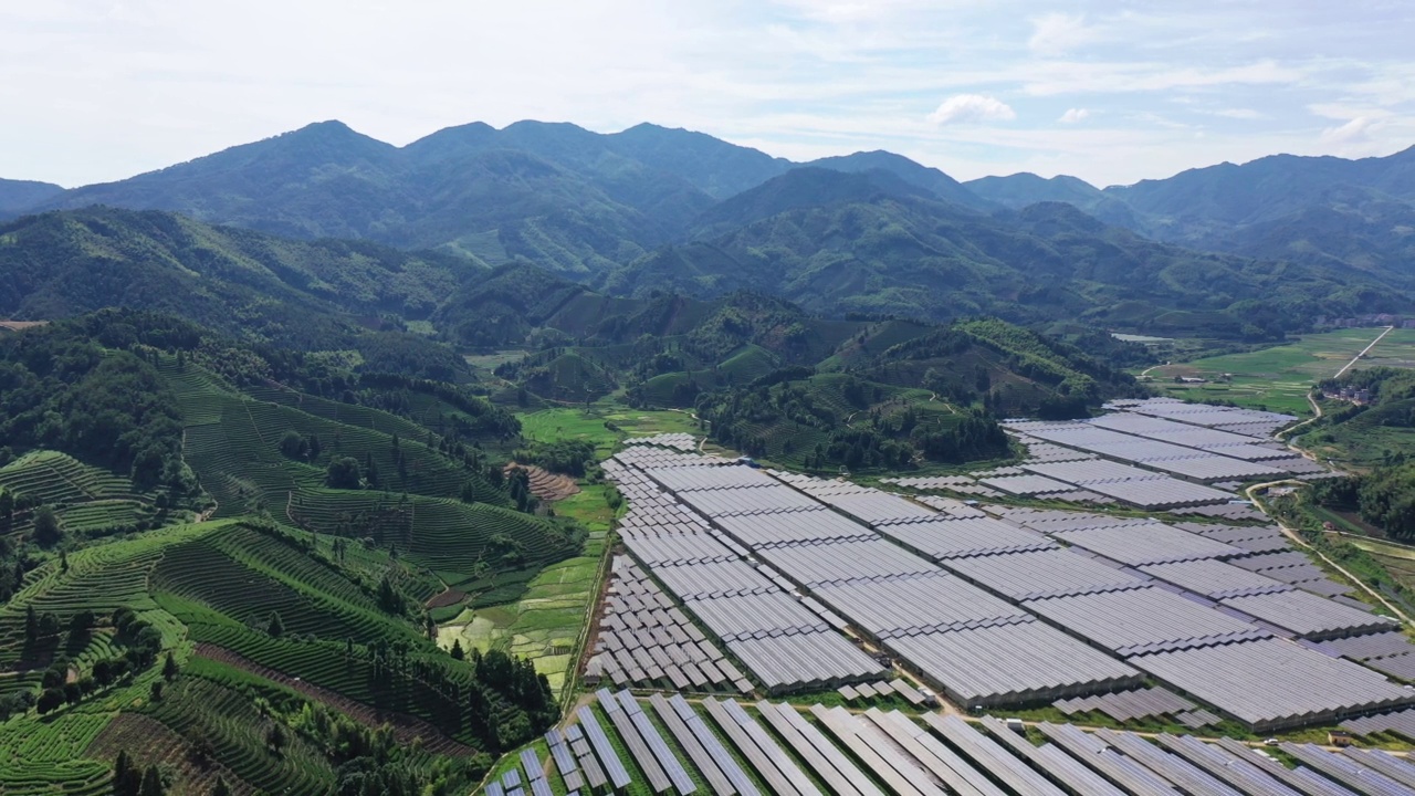 有机农场壮观的太阳能发电厂鸟瞰图视频素材