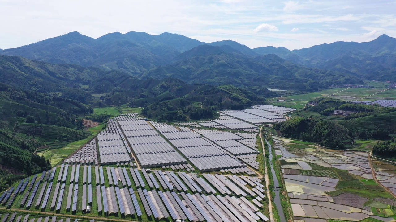 有机农场壮观的太阳能发电厂鸟瞰图视频素材