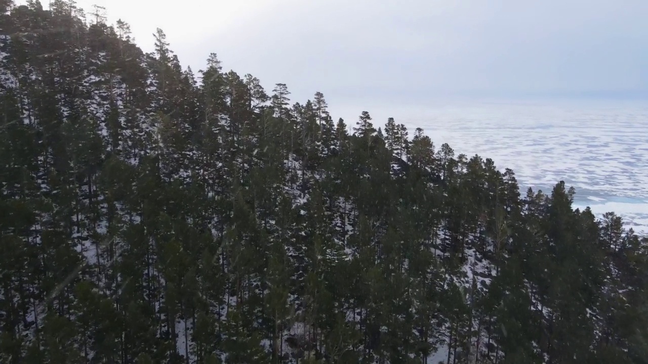 贝加尔湖上的暴风雪。暴风雪伴随着强风，暴风雪登陆海岸视频素材