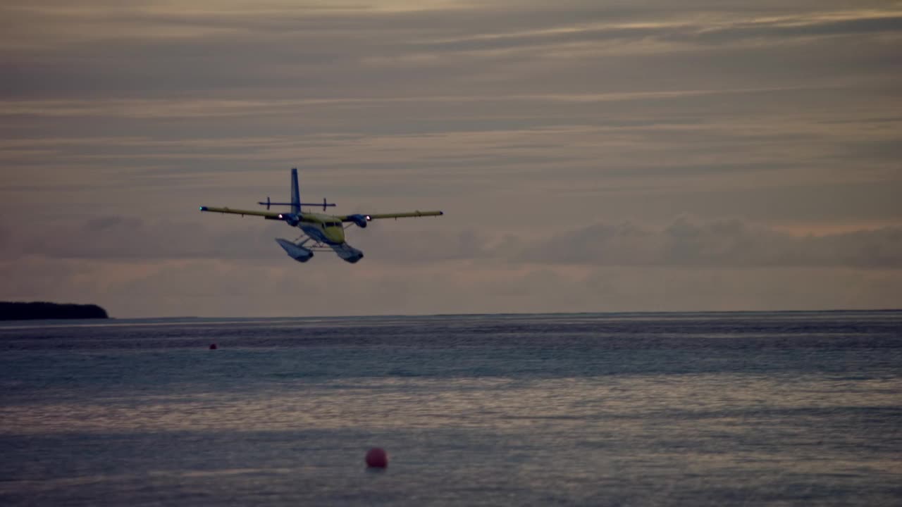 马尔代夫航空公司DHC-6双水獭浮式飞机在马尔代夫拉维亚尼环礁降落视频素材