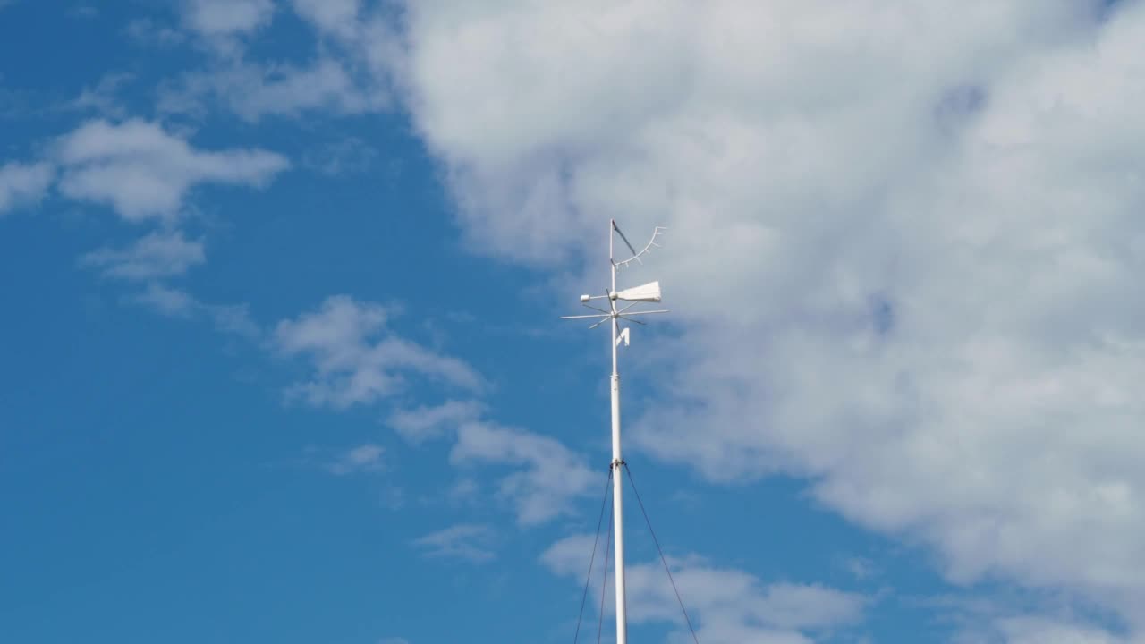 一阵狂风把鸟儿吹到空中。在天空背景上的风速计杯视频下载