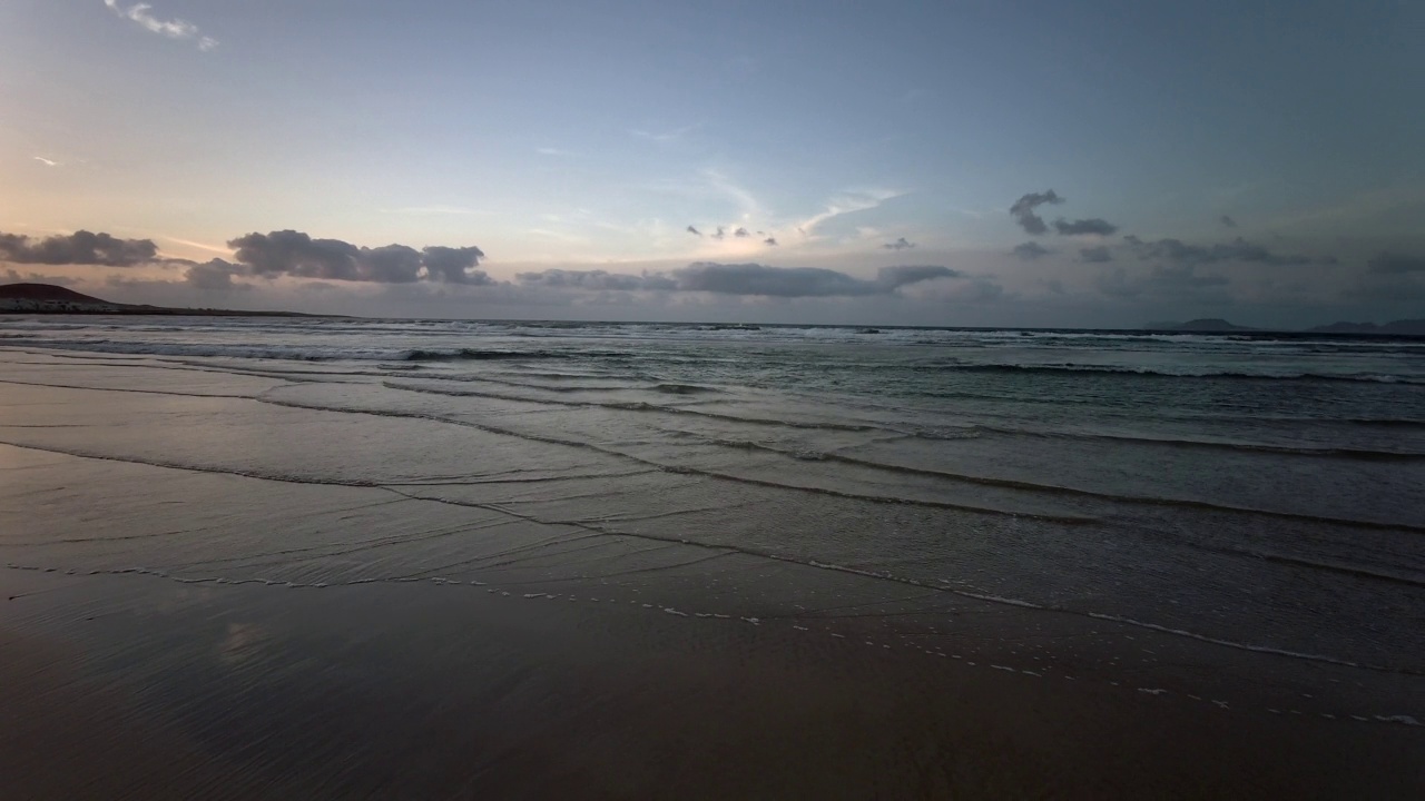 法玛拉海滩美丽的日落。傍晚的阳光下，冲浪风帆和冲浪海滩视频素材