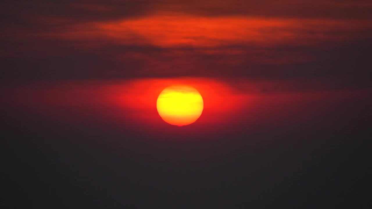 太阳与引人注目的天空特写视频素材