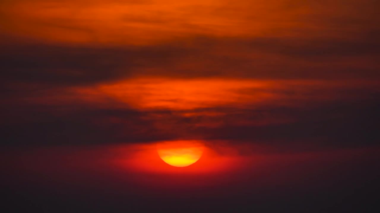 太阳与引人注目的天空特写视频素材