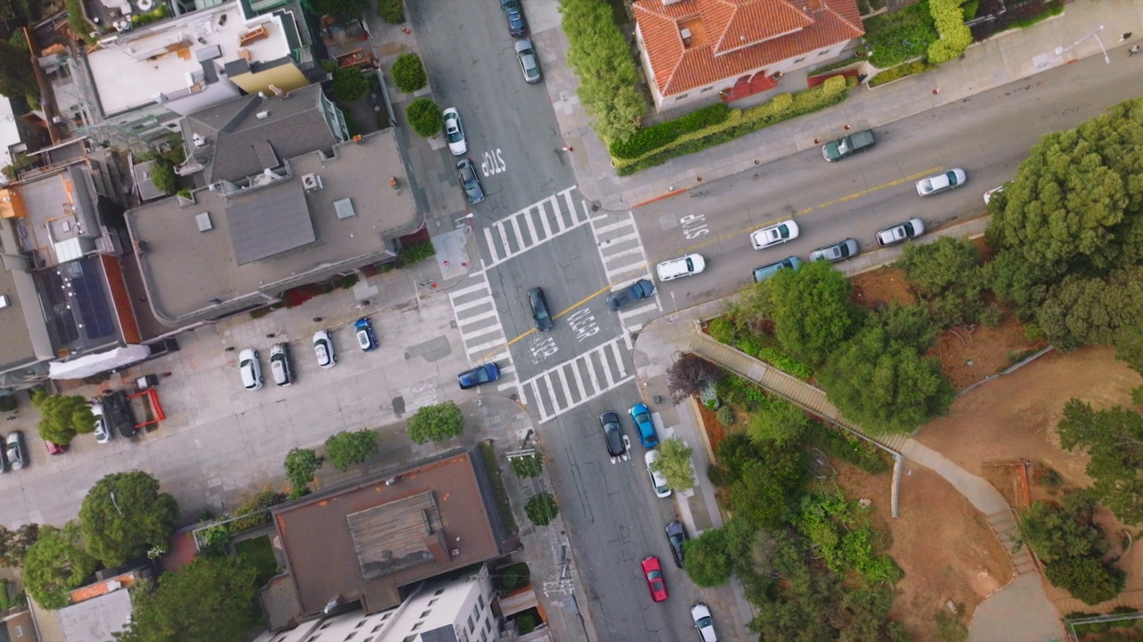 旧金山一条街上常见的十字路口。一些汽车在城市的道路上行驶。前视图。视频素材