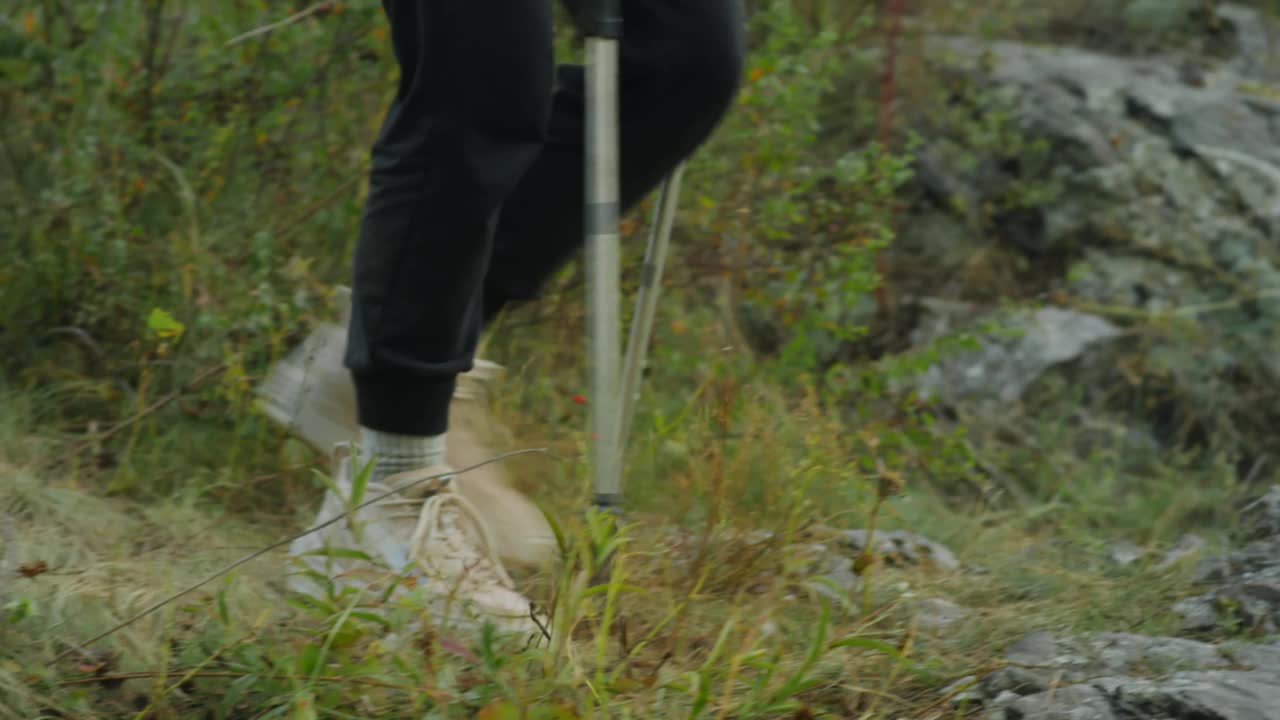 亚洲女游客徒步登山视频素材