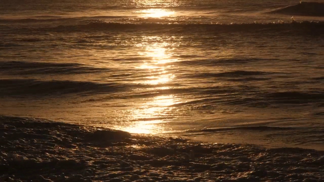 在空旷的大西洋海岸，高浪上的美丽景色。荒芜美丽的夜晚海洋海滩。4 k分辨率的视频。视频素材