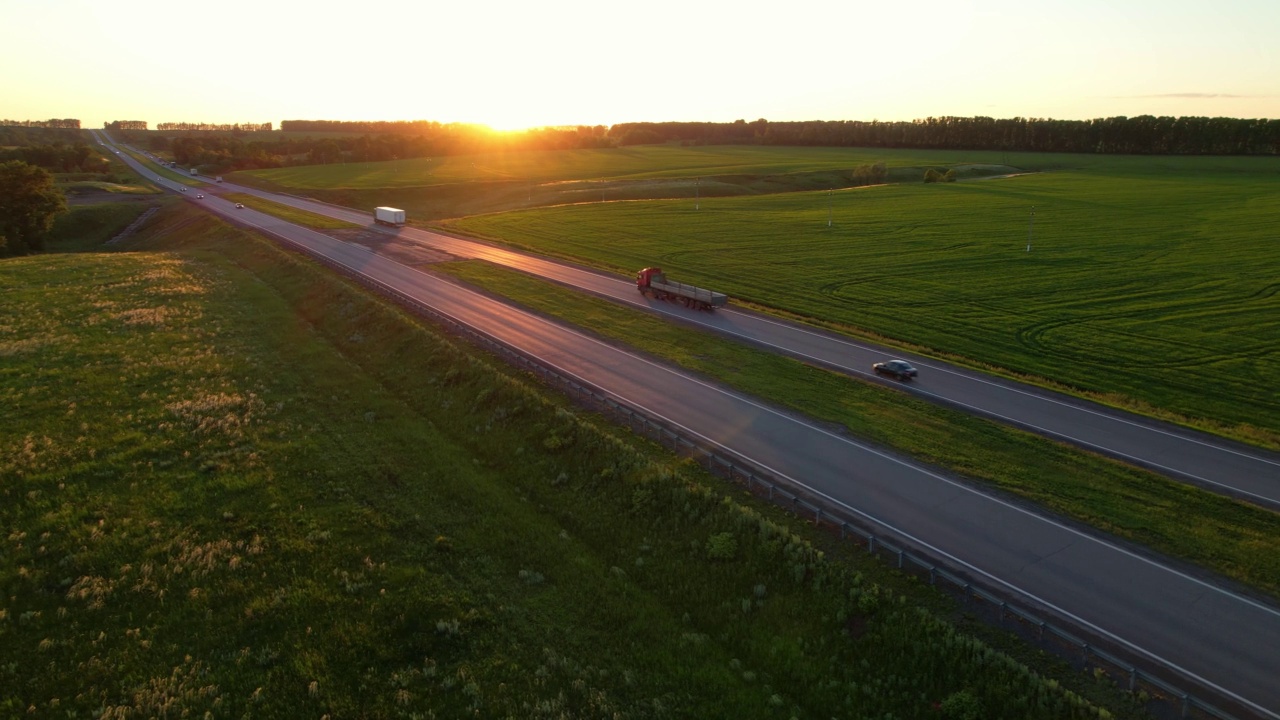 夏天夕阳背景下的高速公路视频素材