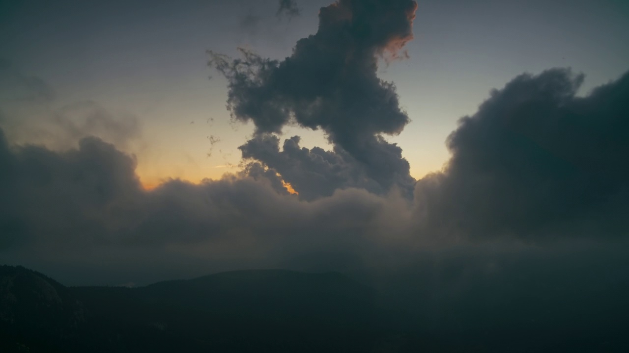 在山上旅行拍摄的积雨云上的日落云景时间延迟视频素材