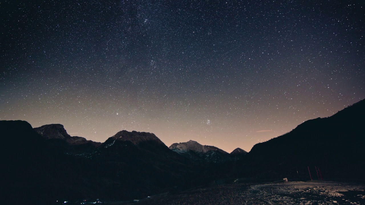 夜晚星空下的山上月光，银河的时间流逝的镜头视频素材