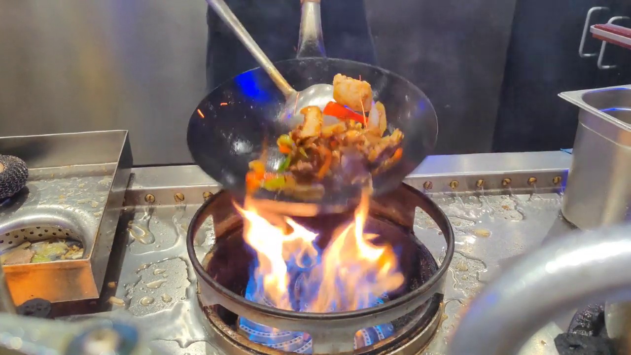 正面特写的各种类型的肉，如鸡肉和牛肉和蔬菜，由一个不认识的厨师在亚洲餐厅的炒锅专业准备视频素材
