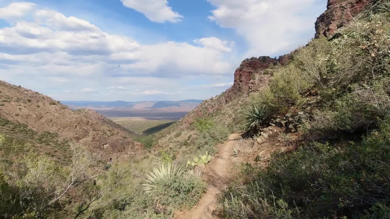 沿着沙漠山区的步道徒步旅行。视频素材