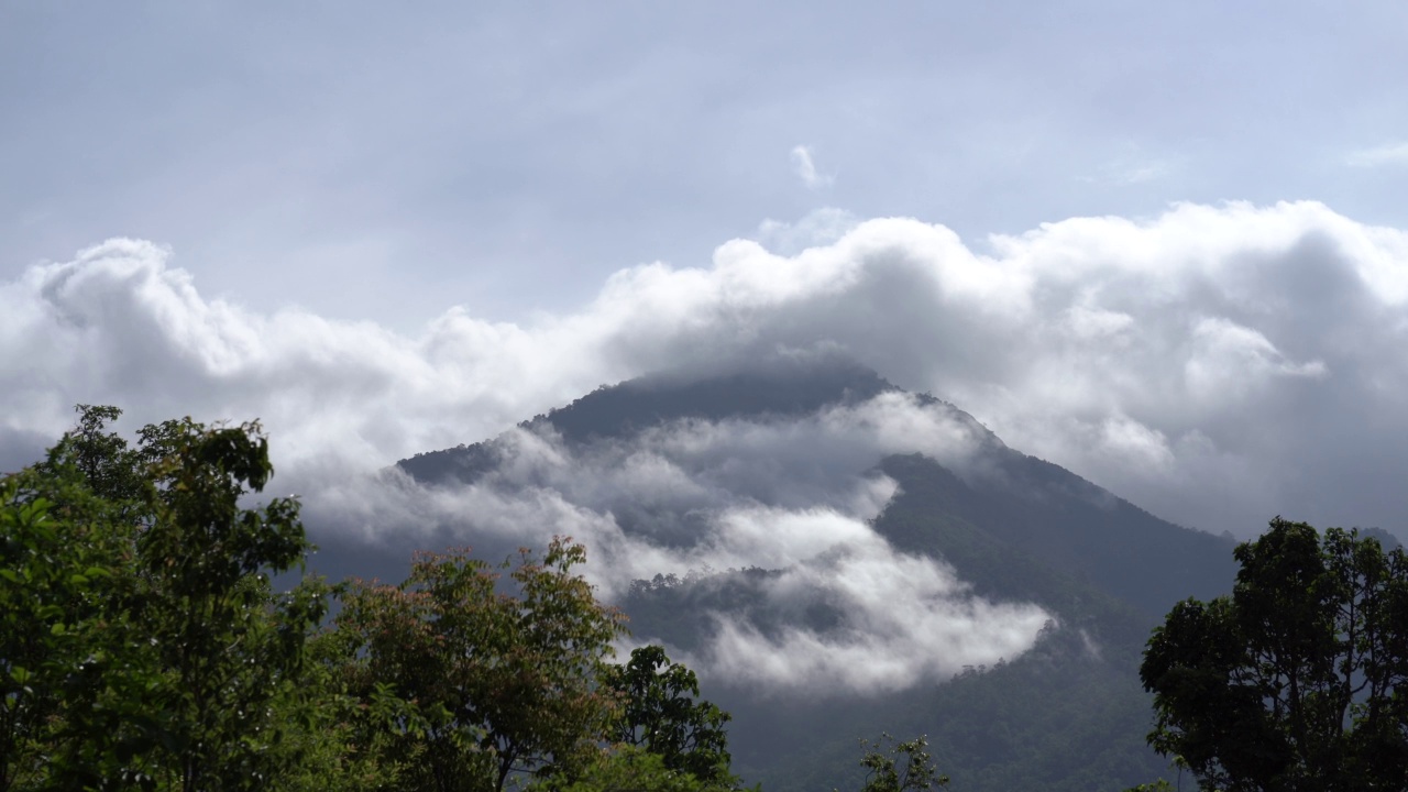 Omkoi区坐落在泰国北部一个美丽的山区和林区。视频素材