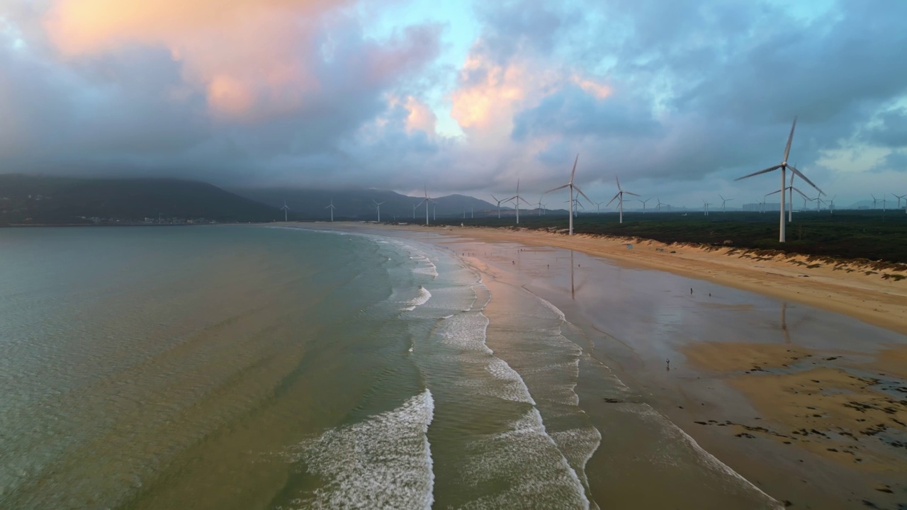 航拍海上风车风力发电场景视频素材