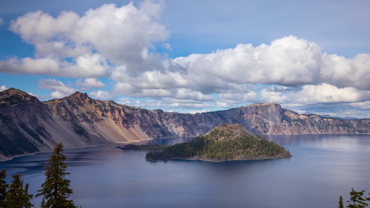 俄勒冈州火山口湖上空移动的云的时间流逝视频素材