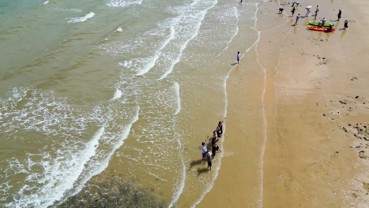 海滩上挤满了游客视频素材