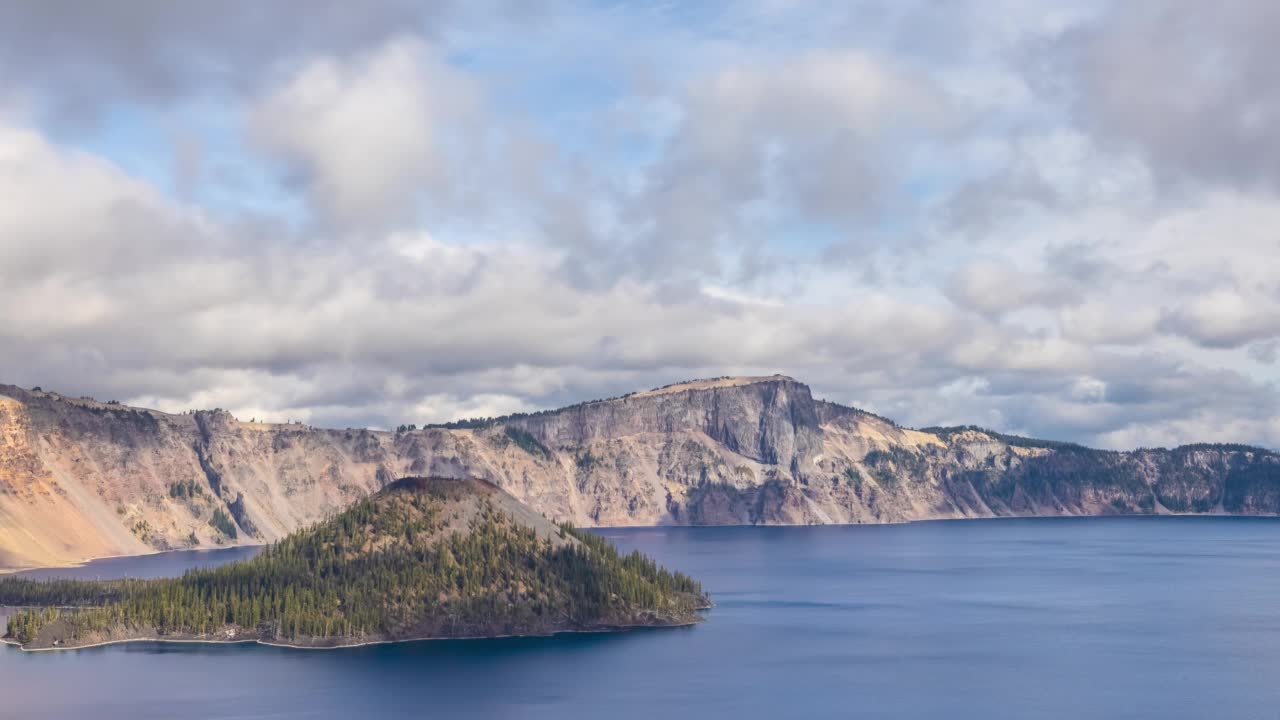 俄勒冈州火山口湖上空移动的云的时间流逝视频素材