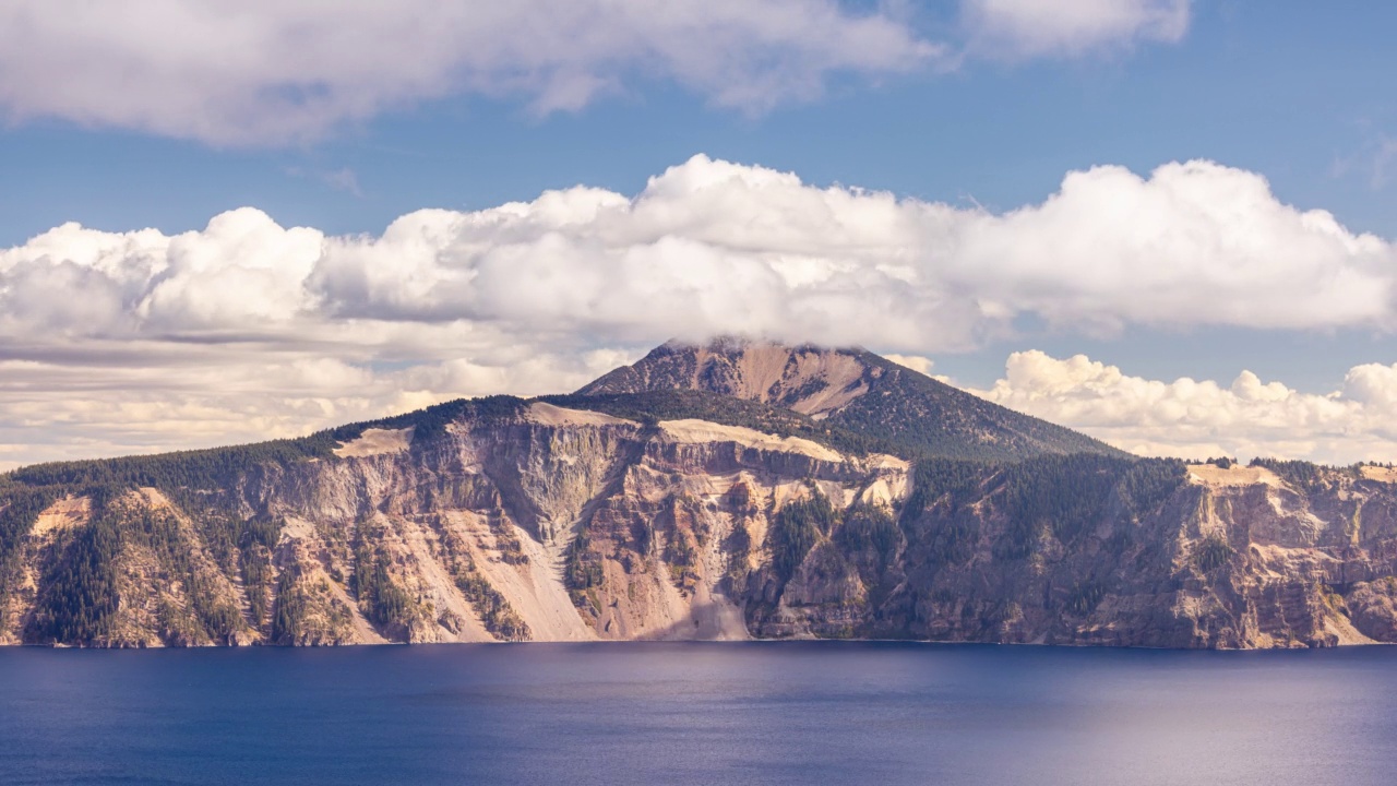 俄勒冈州火山口湖上空移动的云的时间流逝视频素材