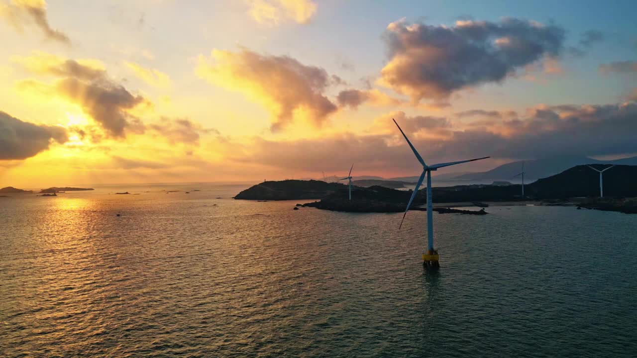 航拍海上风车风力发电场景视频素材