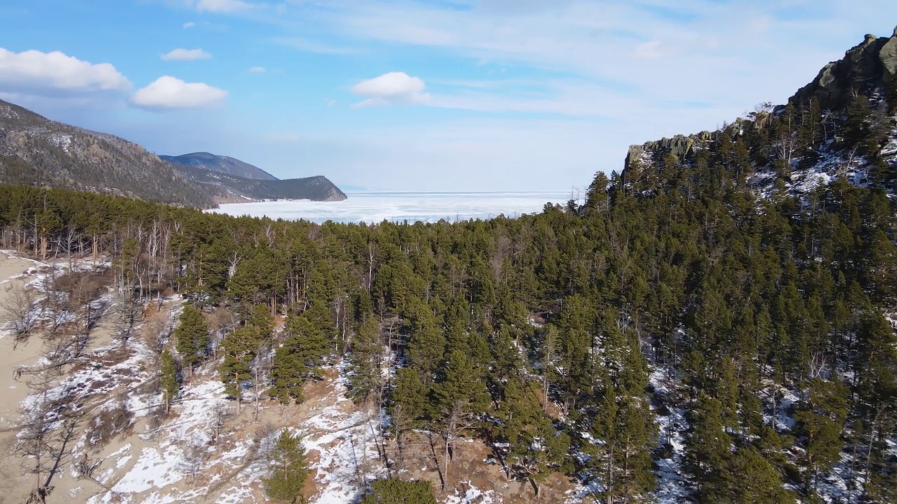 贝加尔湖的森林地峡。一群游客靠近岸边的一间小屋视频素材