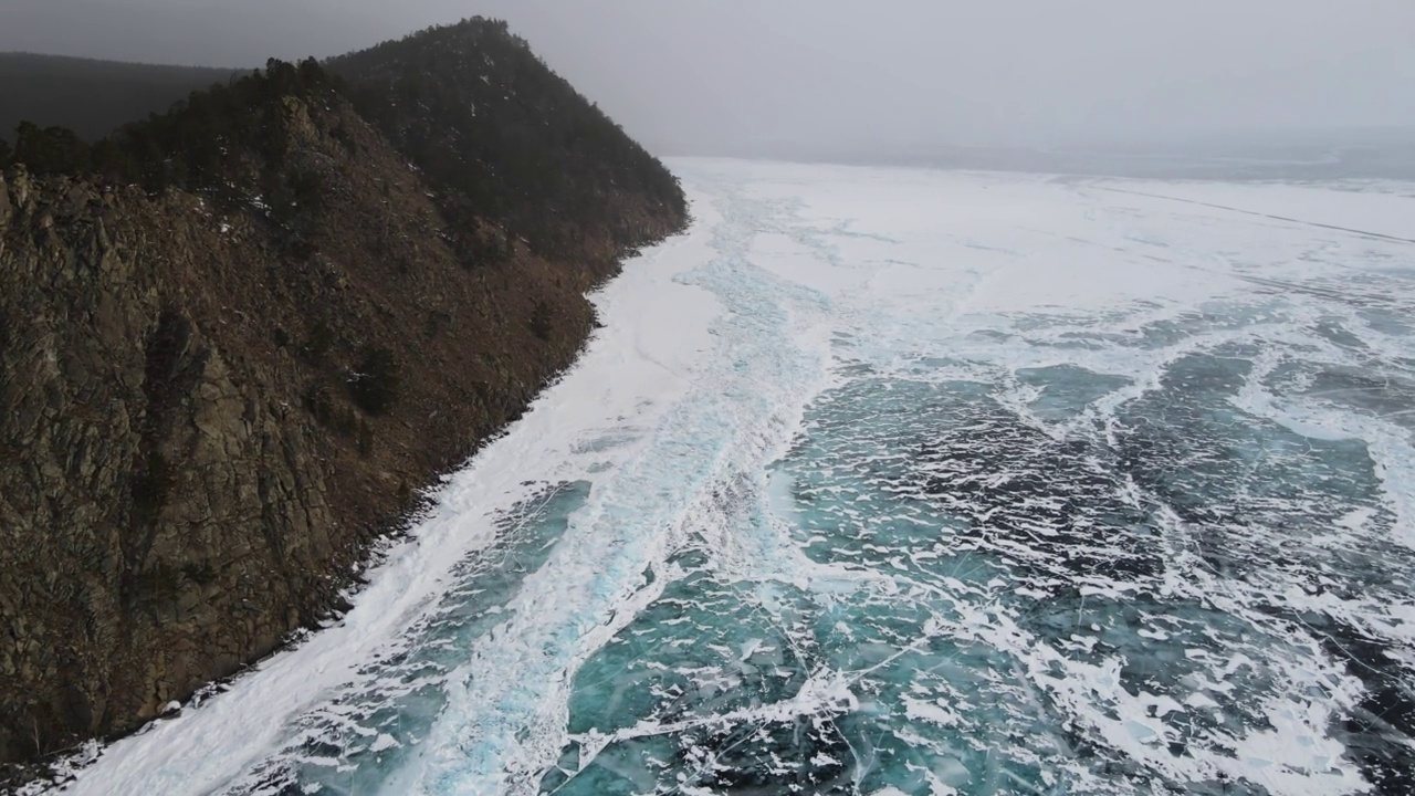 一场暴风雪用雪覆盖了湖面的冰面。天气对旅行者不利视频素材