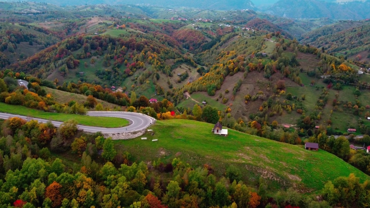 喀尔巴阡山脉蜿蜒道路的鸟瞰图。视频素材