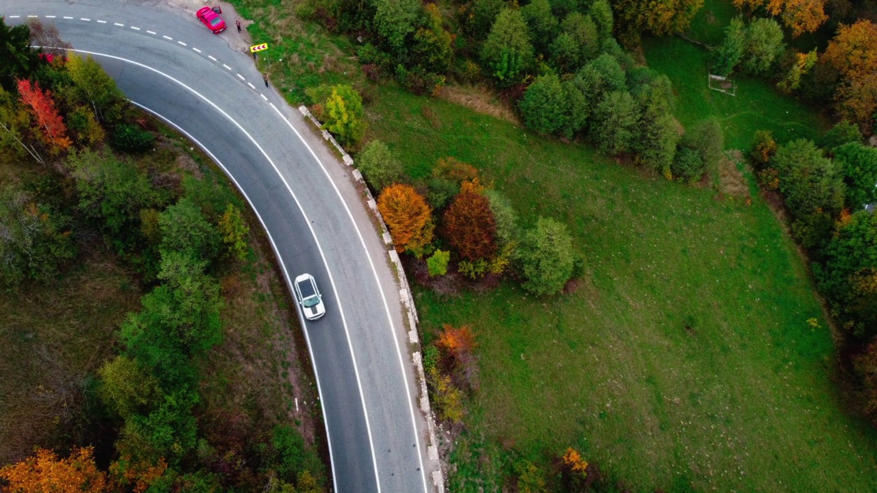 喀尔巴阡山脉蜿蜒道路的鸟瞰图。视频素材