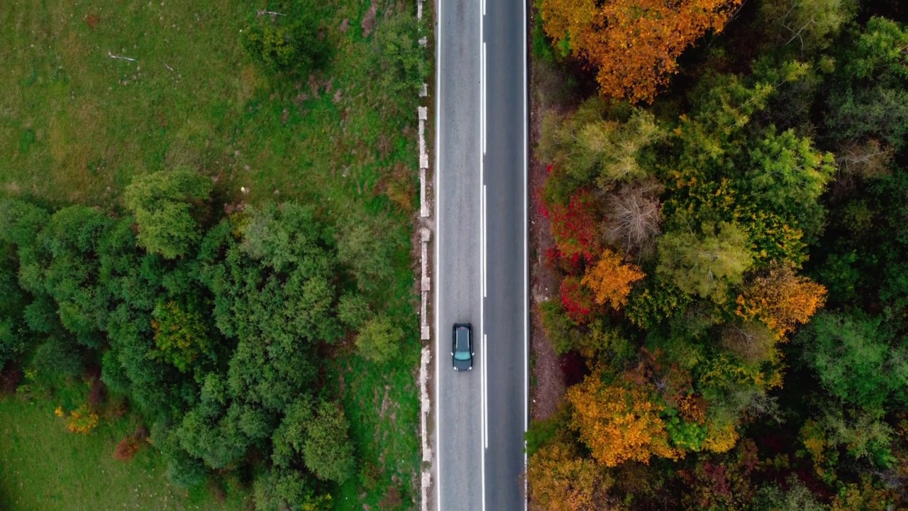 喀尔巴阡山脉蜿蜒道路的鸟瞰图。视频素材