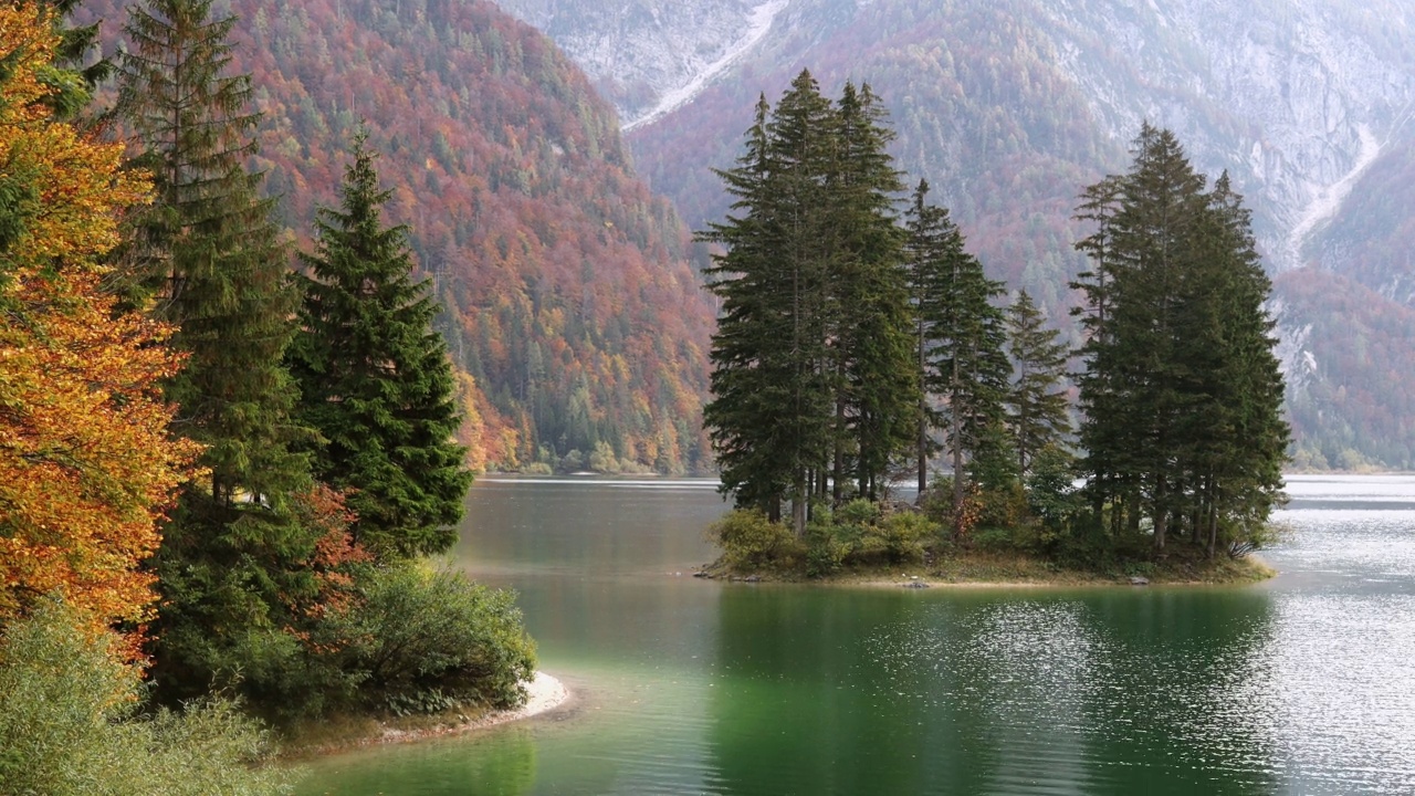 秋天的Lago del Predil，朱利安阿尔卑斯山，意大利北部的弗留里威尼斯朱利亚视频素材