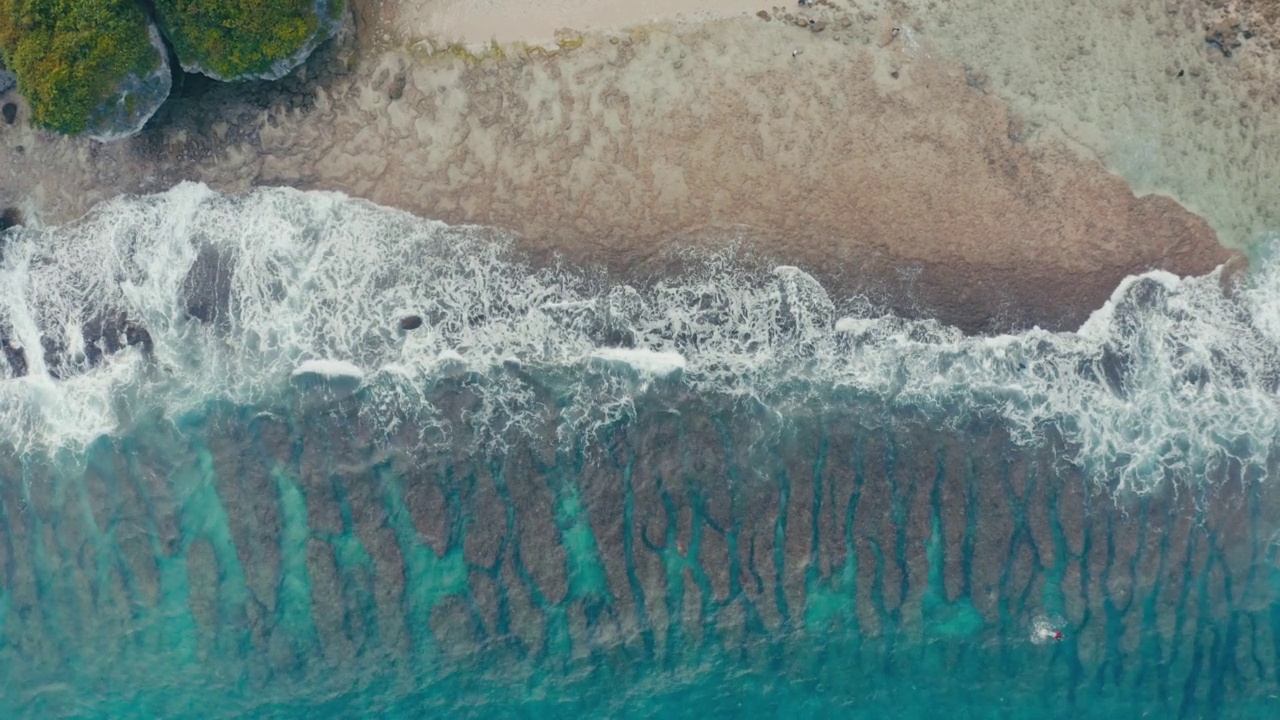 航拍的海浪向海岸移动的画面视频素材