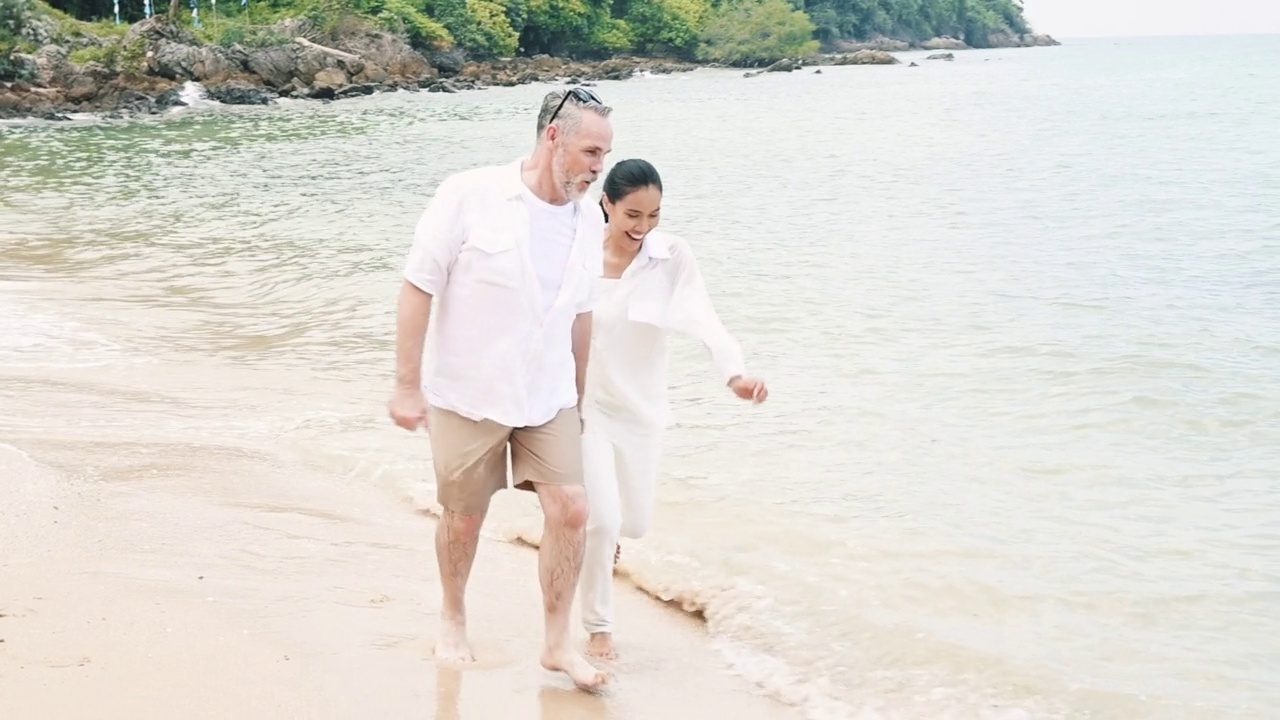 多种族夫妇到海滩旅游视频素材