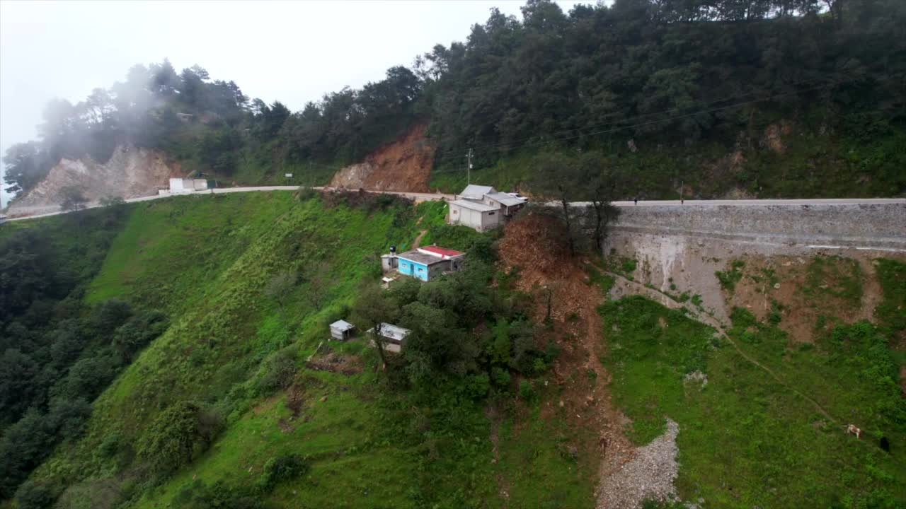 被房屋和山上种植园包围的高速公路鸟瞰图视频素材