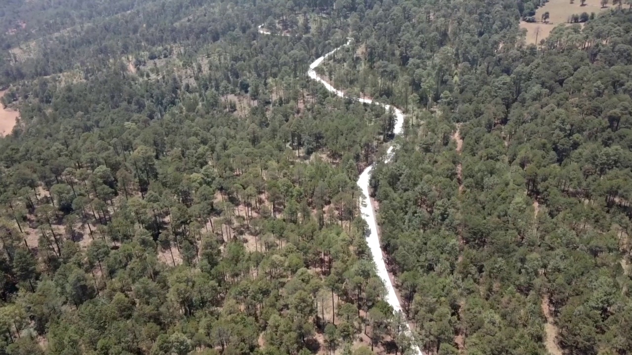 鸟瞰青山绿树环绕的高速公路视频素材