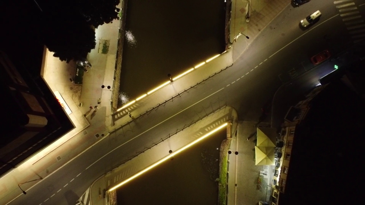 夜间，城市空中俯瞰一座被照明的桥梁视频素材