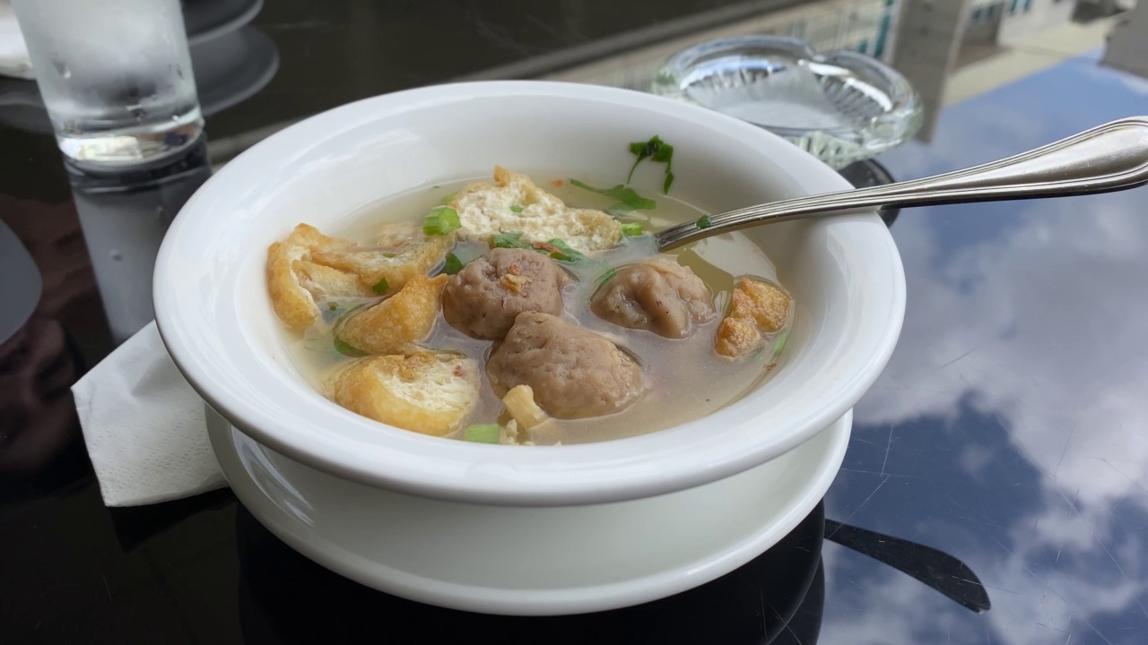 印尼菜Bakso。由肉丸汤，豆腐和面条组成。视频素材