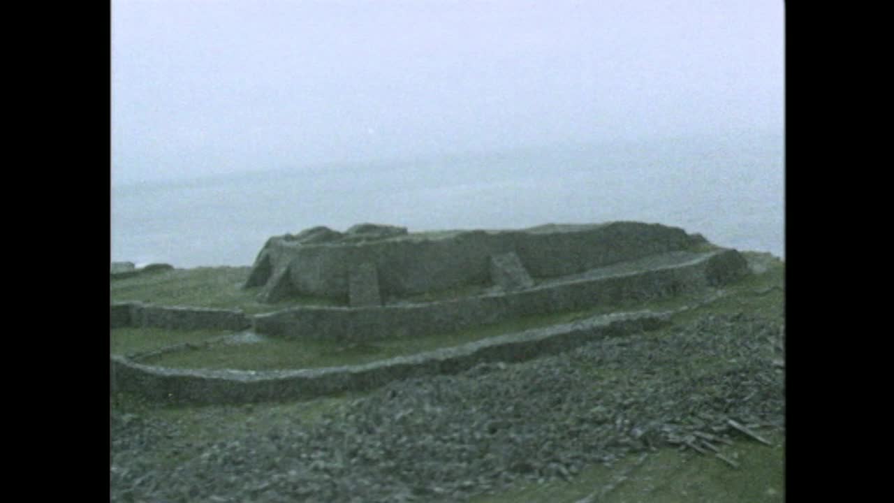 空中Dún Aonghasa史前山岗堡垒在悬崖边缘;1971视频素材