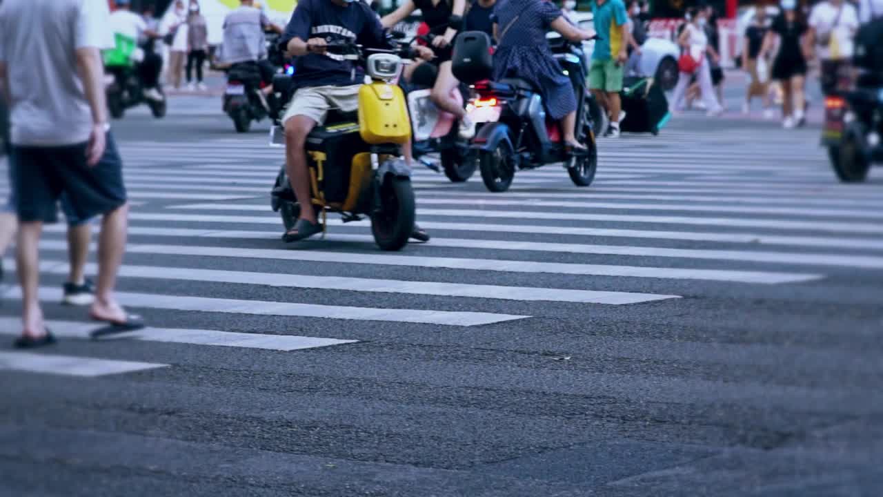 人类城市生活\人行横道\ \快速的生活方式视频下载