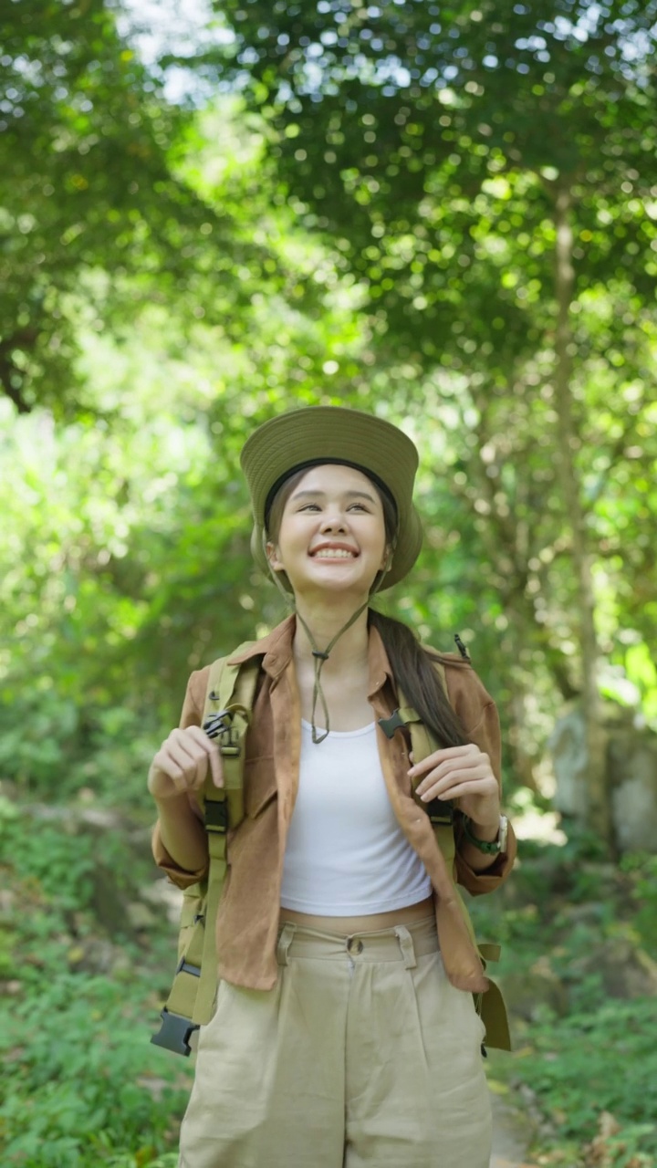 年轻美丽的女子背包客享受大自然。视频素材