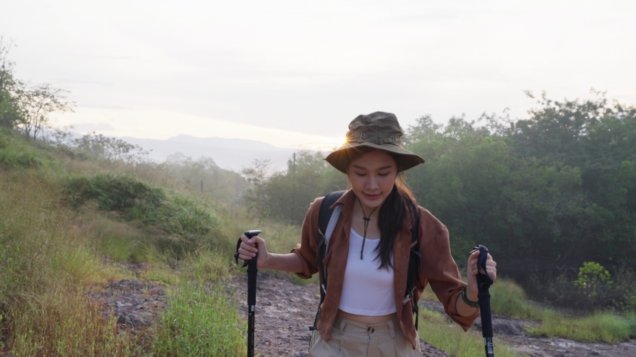 年轻的亚洲女人在山中穿行。视频素材