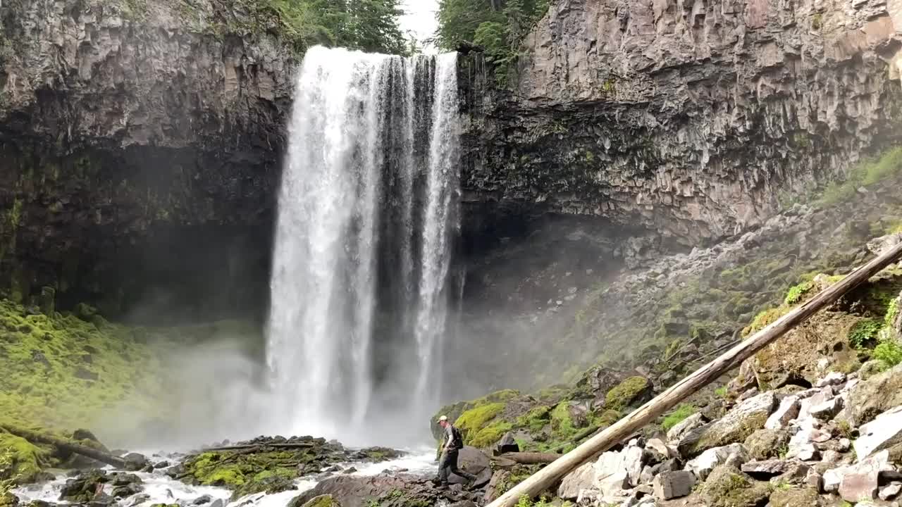 俄勒冈州，一名男性徒步旅行者走在美丽的塔玛纳瓦斯瀑布前。视频素材