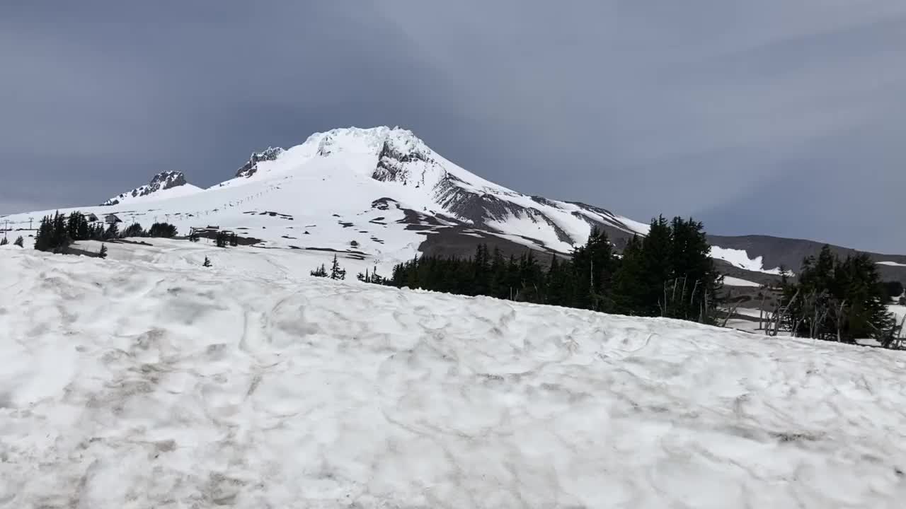 胡德山滑雪场与轮椅升降机可见，俄勒冈州。视频素材