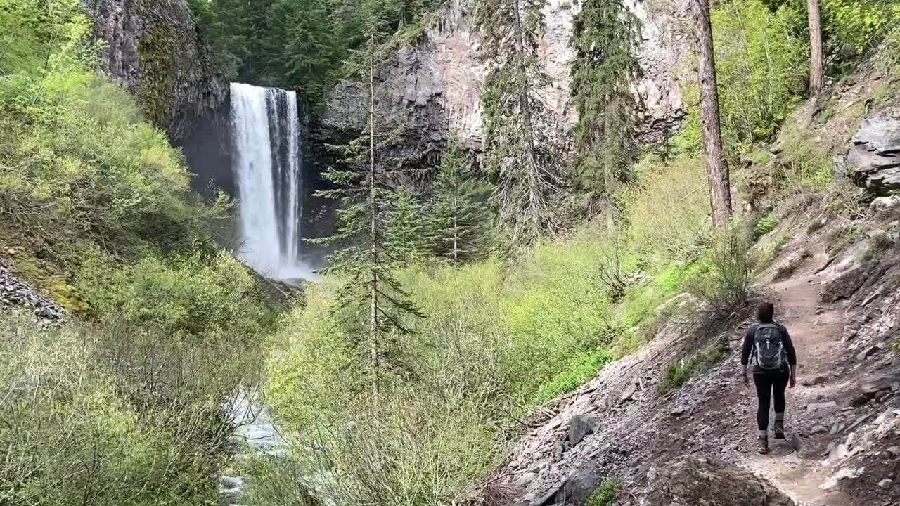 俄勒冈州塔马纳瓦斯瀑布小径上的一名女性徒步旅行者。视频素材