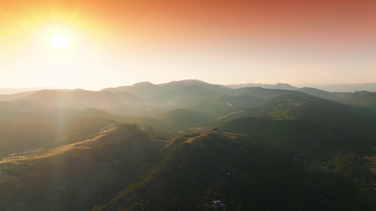 美丽的青山上长满了葡萄园。落日余晖下的岩石风景如画。背景是粉红色的天空。视频素材