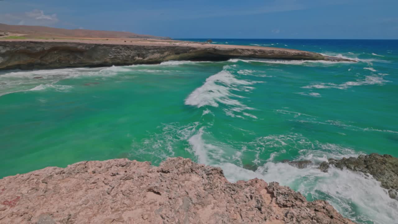 阿鲁巴岛岩石海岸上的大西洋大蓝绿色海浪的壮丽景色。视频素材