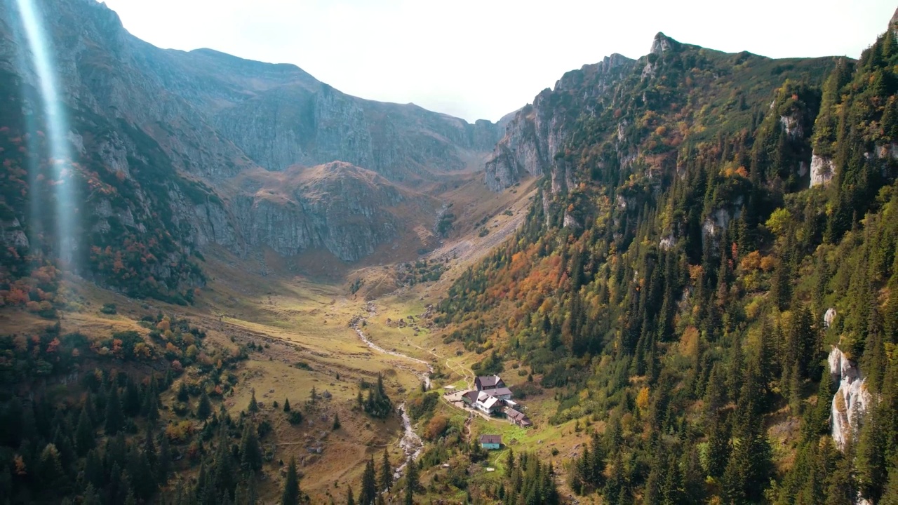 布吉山Malaiesti Chalet自然的鸟瞰图视频素材